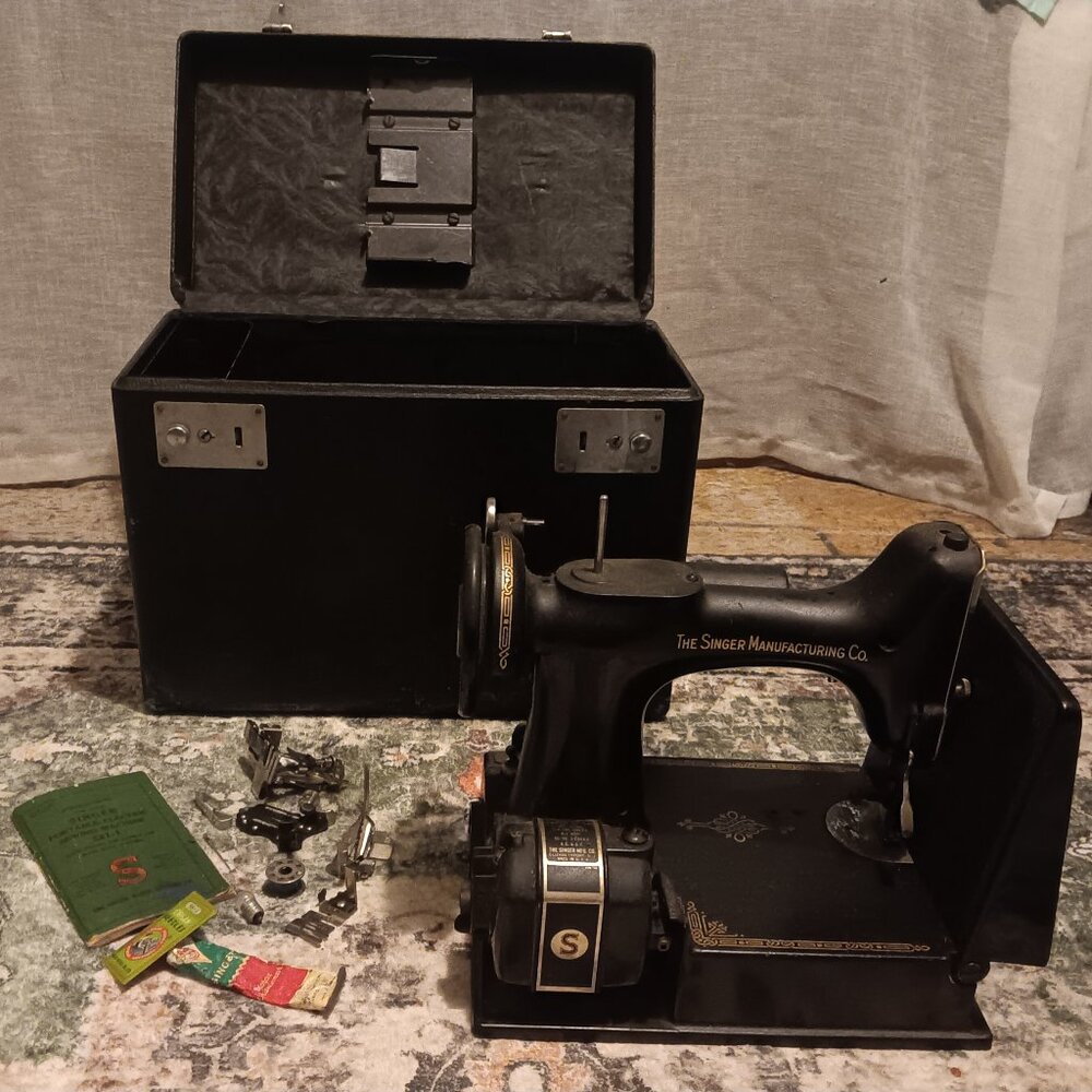 Rare Antique 1950 Portable Singer Sewing Macine "Featherweight"